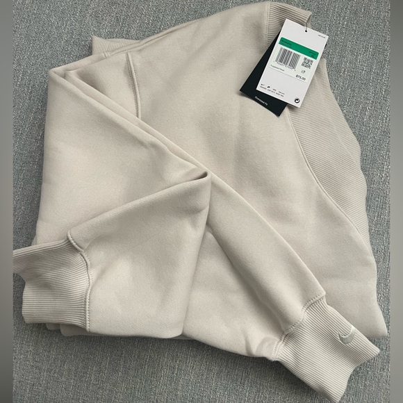 Nike Sportswear Phoenix Fleece
Women's Oversized V-Neck Sweatshirt - Picture 4 of 4